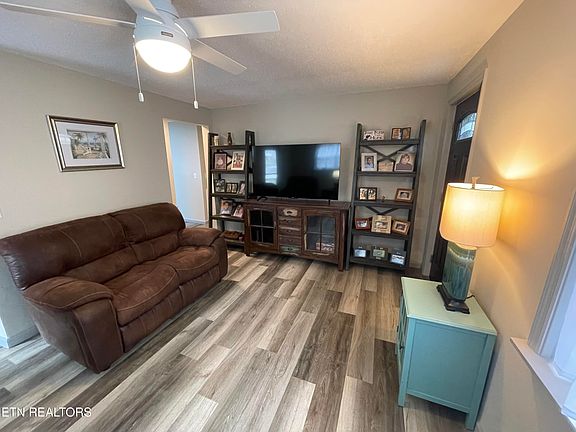 5th image of 613 Clark St