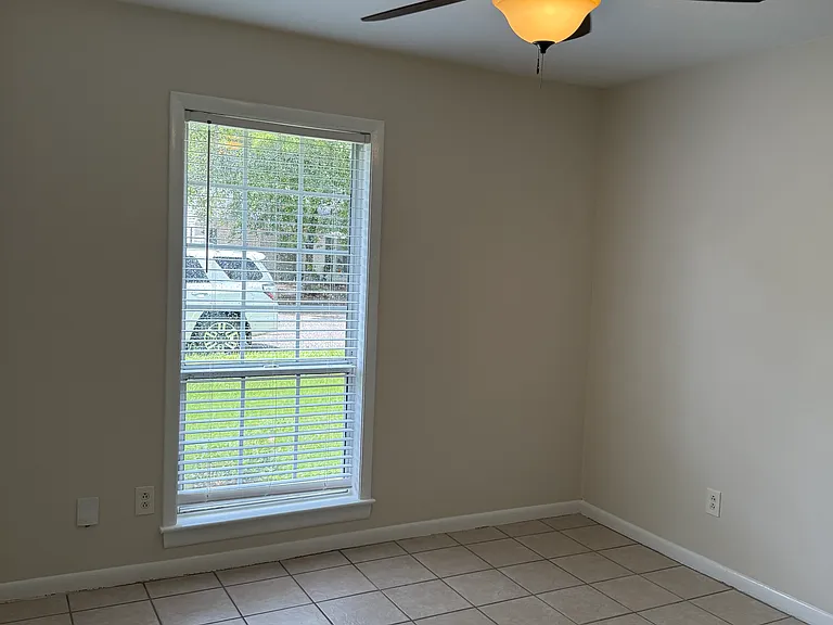 811 Varsity Dr — Photo 9