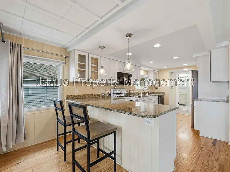1209 Lakeview Dr — Photo 10