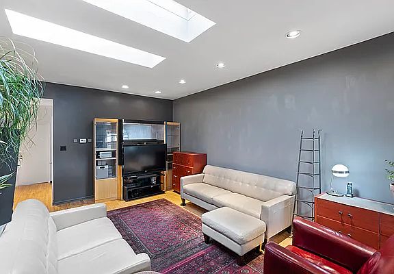 4th image of 2073 E 67th St