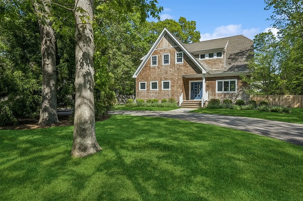 Renovated Two-Story Home in Springs — Photo 2