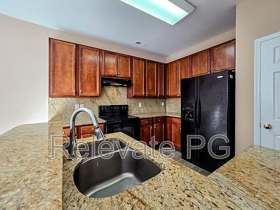 4th image of 805 Parkland Pl