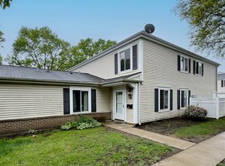 1190 Cove Dr, Prospect Heights, IL 60070