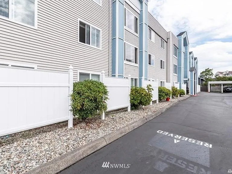 25 N Broadway #303 — Photo 4