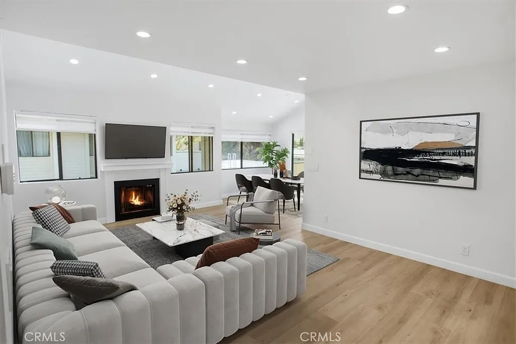2 bed, 1072 sqft, $2,995 — Photo 3