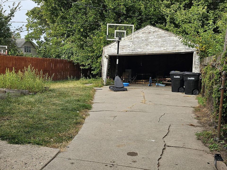 2nd image of 15779 Birwood St