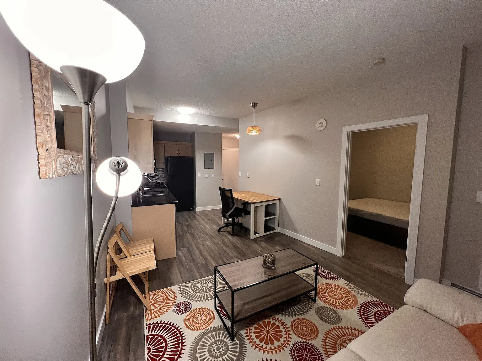 Upscale 1 Bedroom Apt, Furnished with Utilities Included — Photo 3