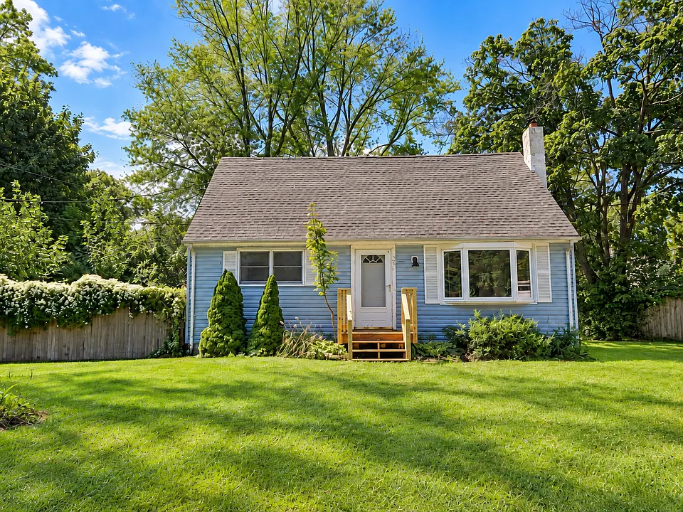 25 Winding River Dr