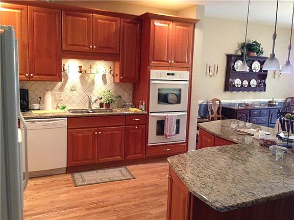 Beautiful Kitchen with 42" cabinets and granite c
