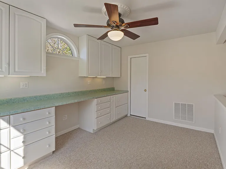 1081 Wintergreen Ln — Photo 25