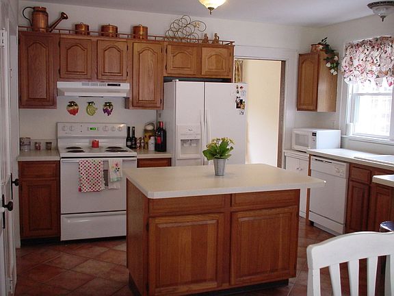 Kitchen w/ island