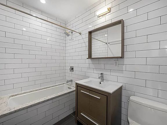 4th image of 347 Lorimer St Penthouse 2