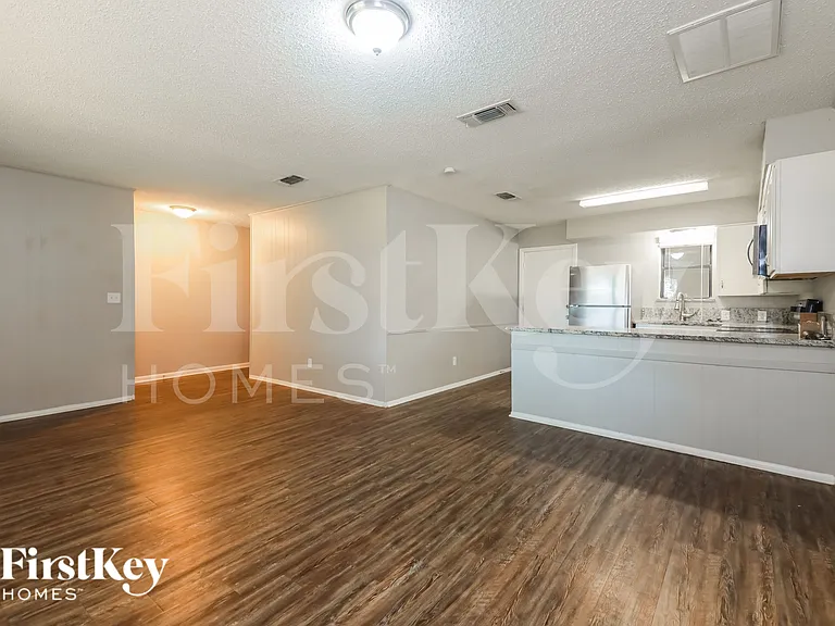 2813 Silvermeadow Ln — Photo 5