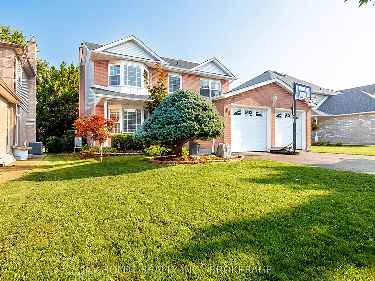 64 Carmine Cres — Photo 1