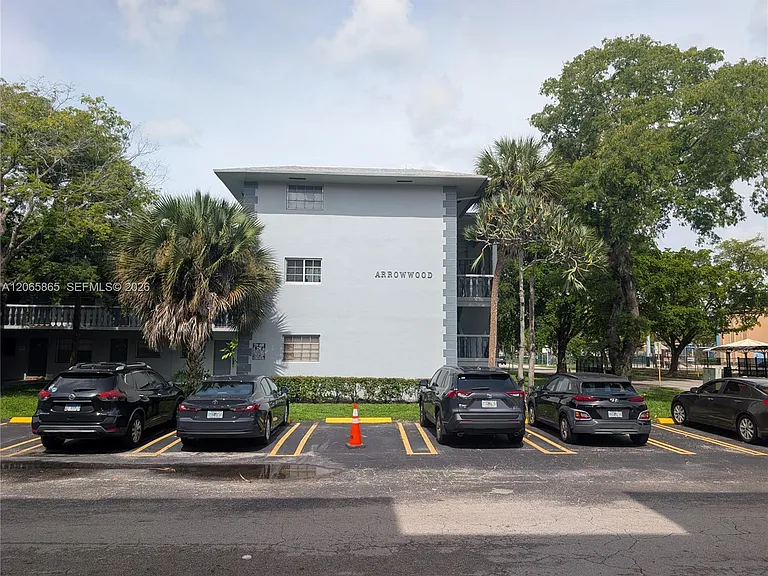 900 Tallwood Ave #305 — Photo 1
