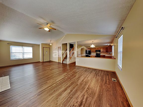 5th image of 906 Lakeway Ct E