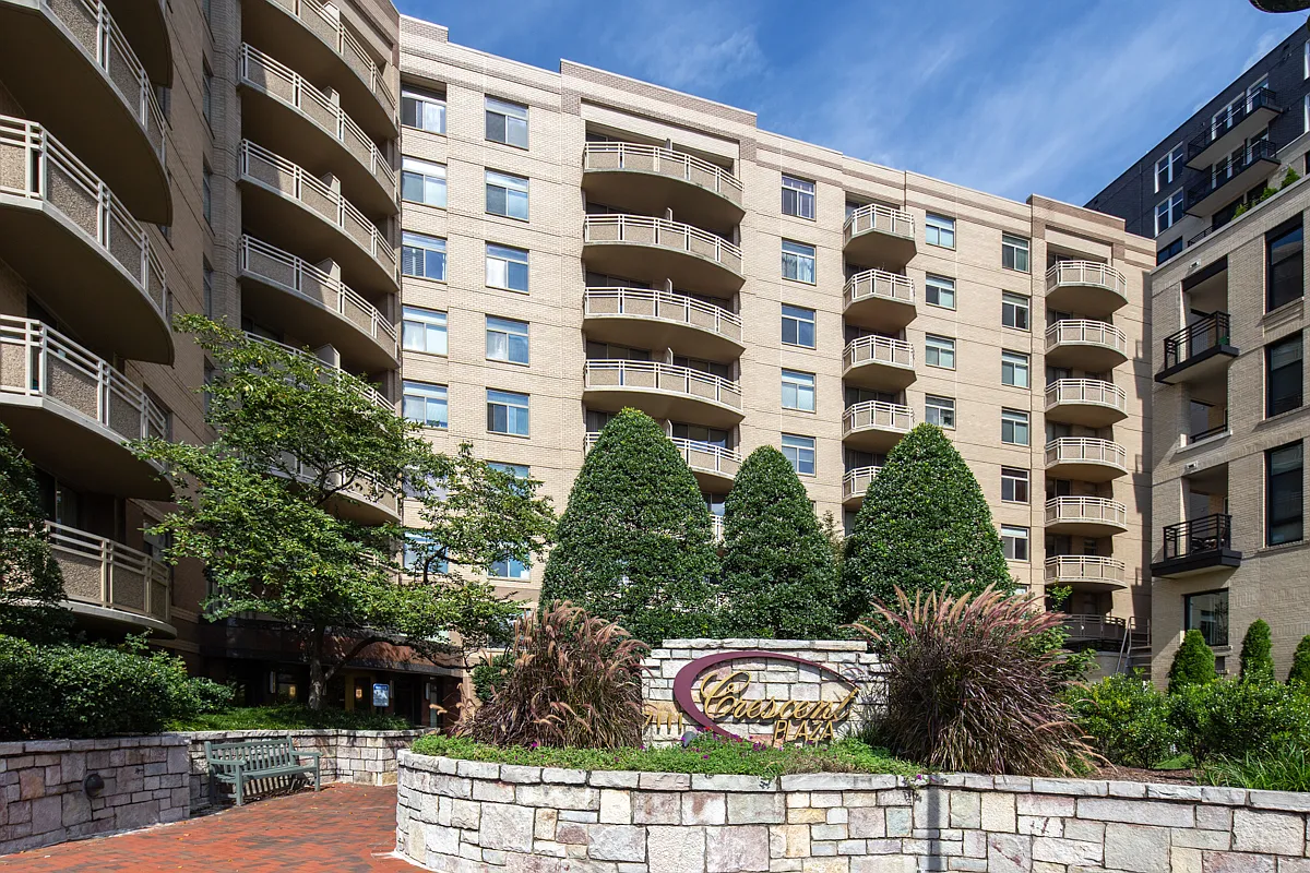 2 bed, 977 sqft, $3,799 — Photo 1