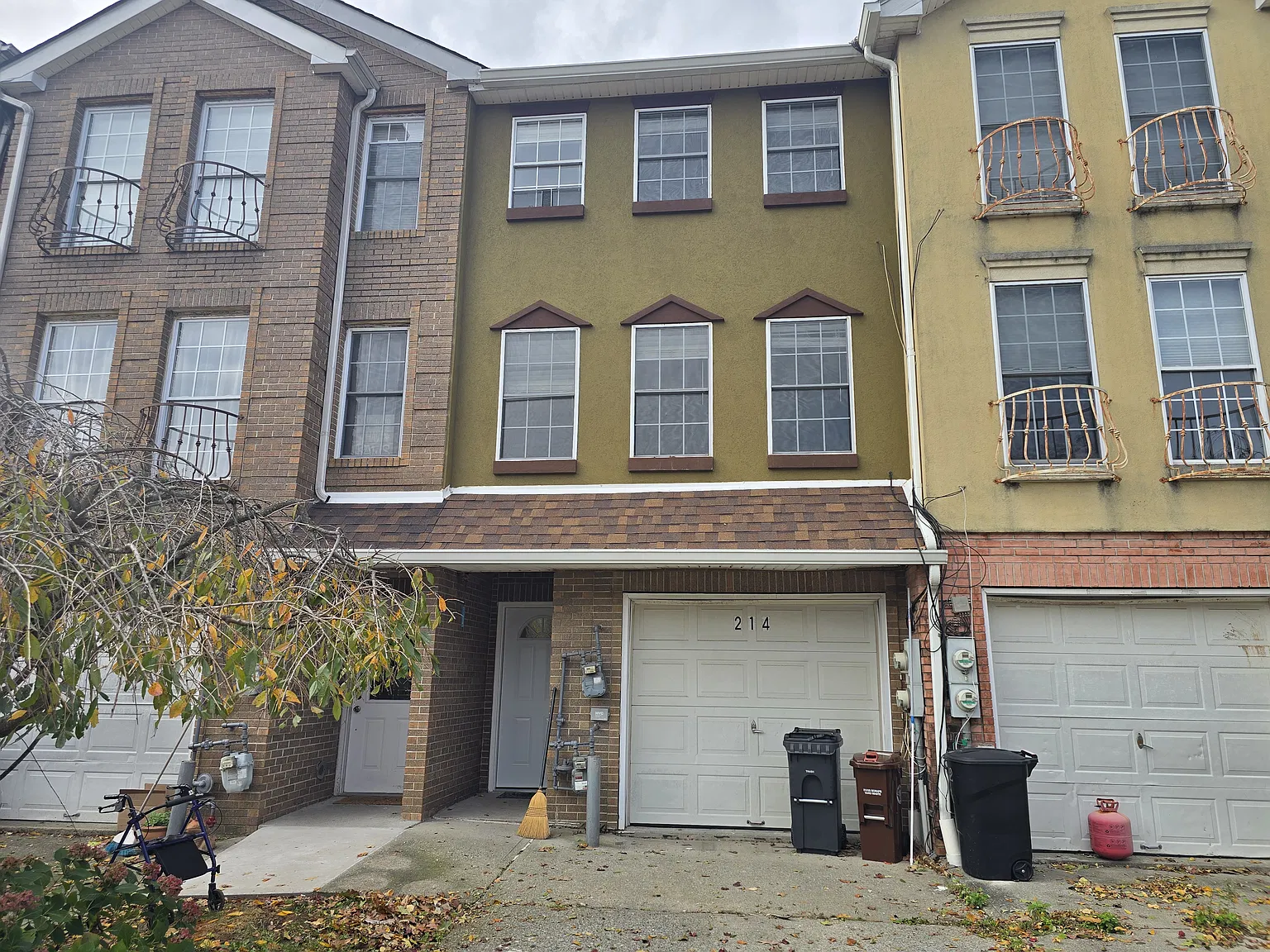 3 bed, 1600 sqft, $3,500 — Photo 1
