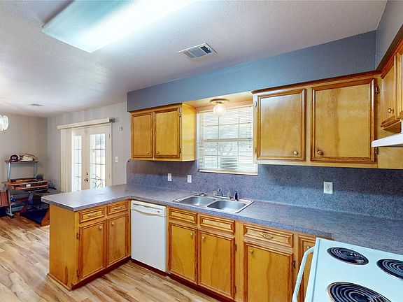 2nd image of 906 Waco St