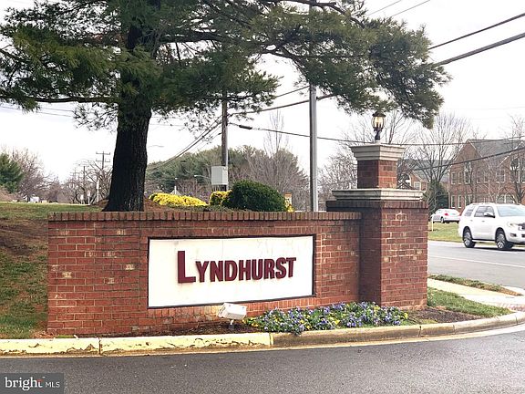 2nd image of 3945 Lyndhurst Dr APT 303