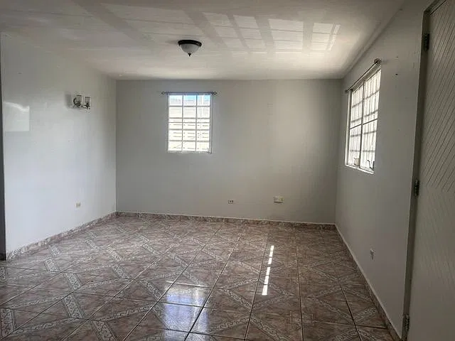 3 bed, 1.0 bath, 950 sqft, $1,300 — Photo 2