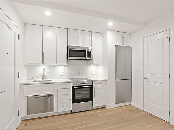 2nd image of 160 E 48th St APT 5C