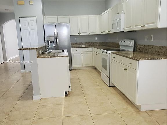 5th image of 2914 NE 1st Dr