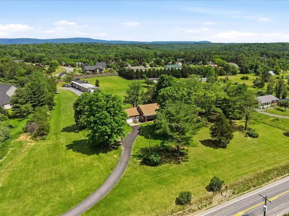 9581 Valley Rd, Berkeley Springs, WV 25411