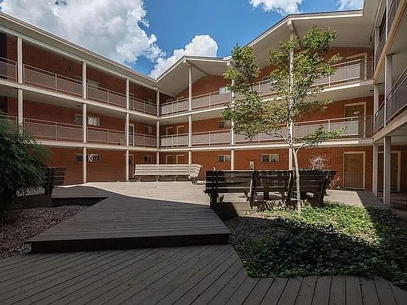 3rd image of 250 Little St