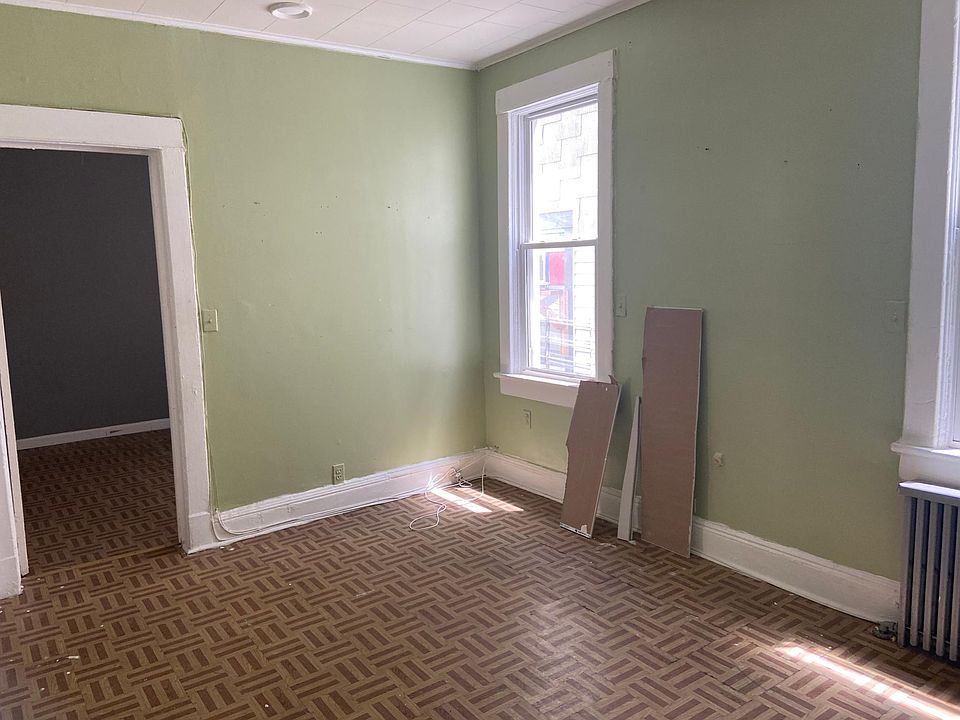 1st image of 160 Linden St #1