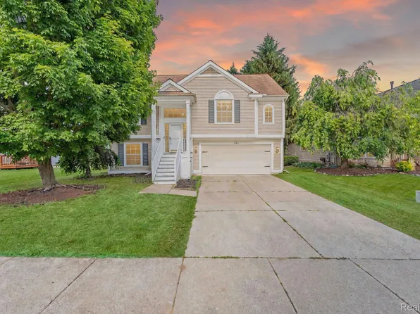 332 Lake Meadow Dr, Waterford, MI 48327