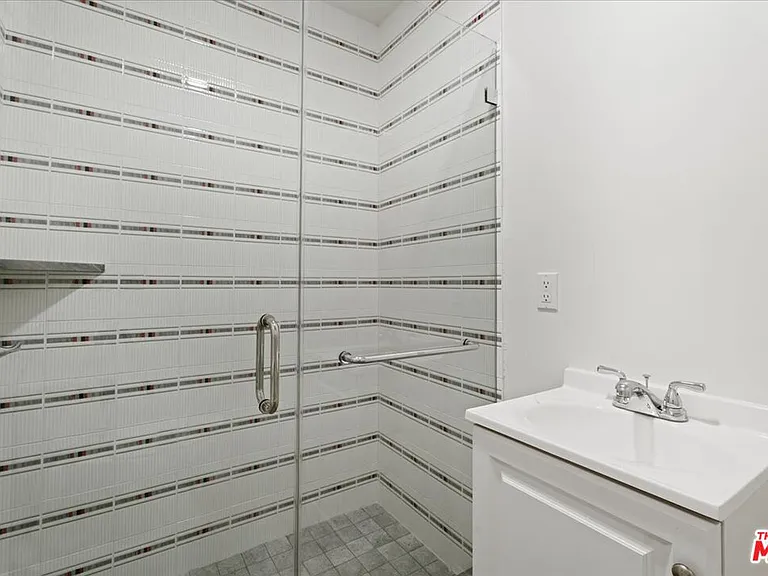 207 S Reeves Dr — Photo 11