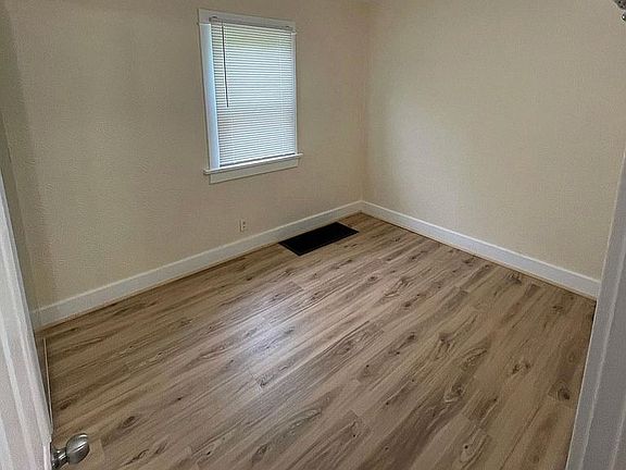 4th image of 2630 Hancock Ave