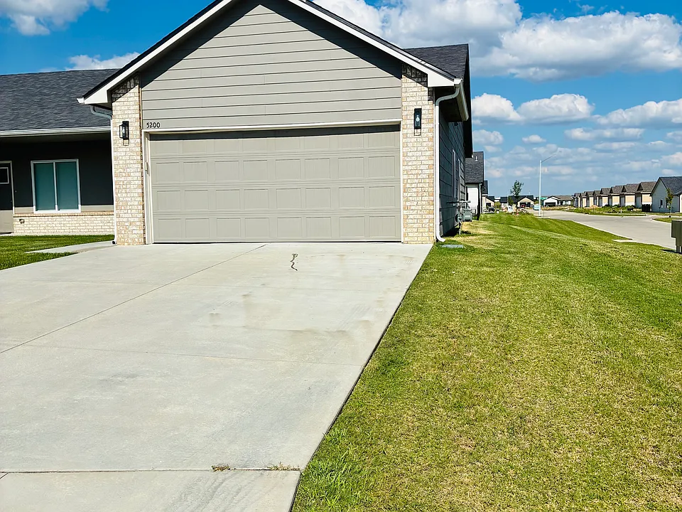 5200-5202 N Honeylocust Cir #5200