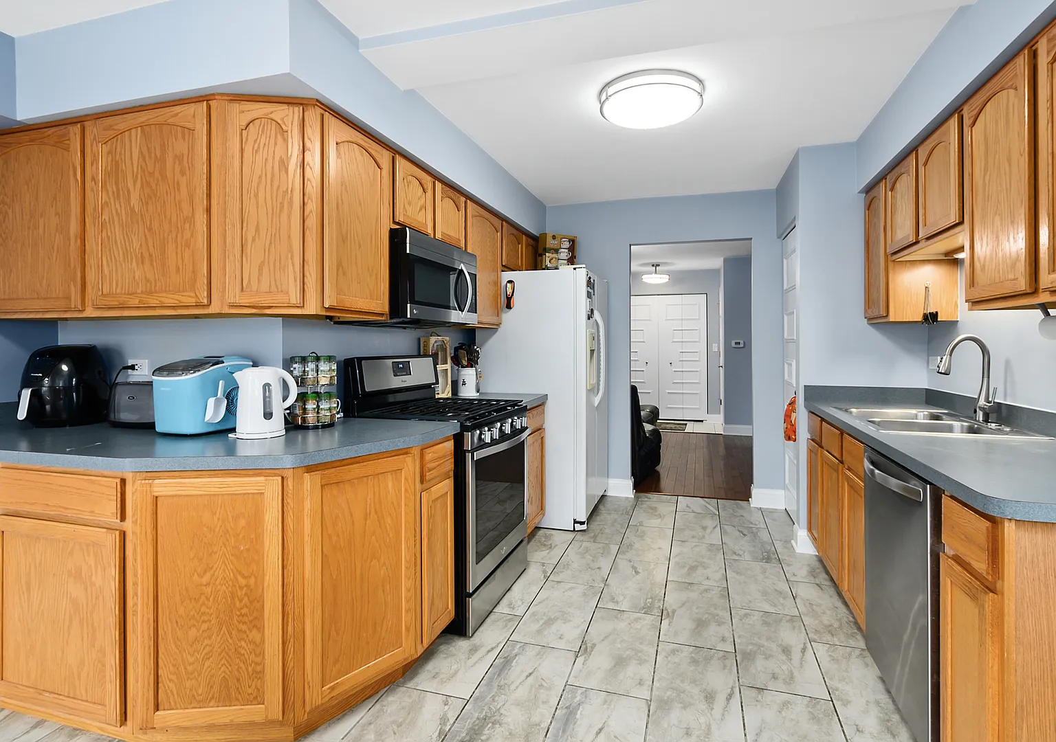 2 bed, 1300 sqft, $2,300 — Photo 4