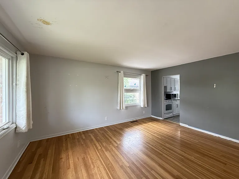 1630 Greenview Dr — Photo 3