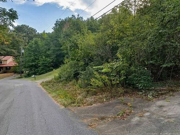 3rd image of 321 Hubbard Cir