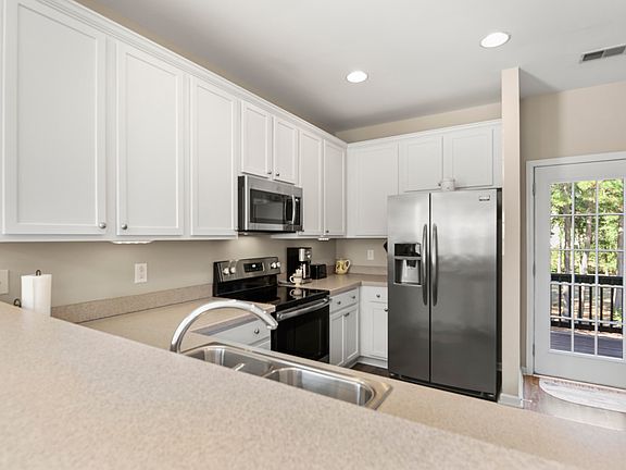 3rd image of 2899 Woodland Park Dr