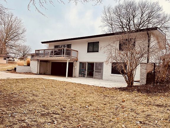 2nd image of 9 Fair Ridge Cir