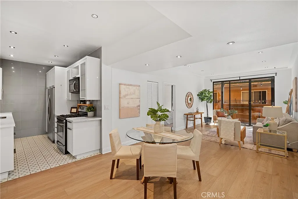 2 bed, 1010 sqft, $3,199 — Photo 2