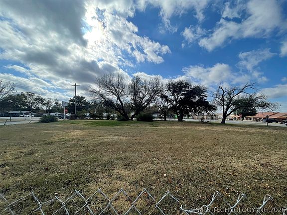 5th image of 633 W 13th St