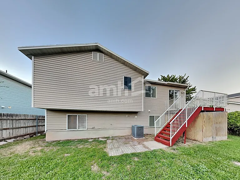 536 S 925 E — Photo 22