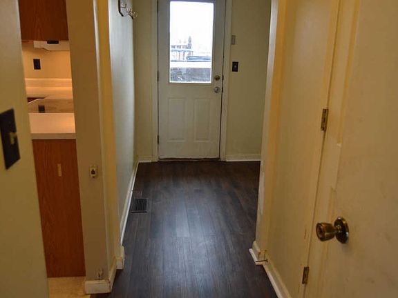 5th image of 428 Oak Village Dr