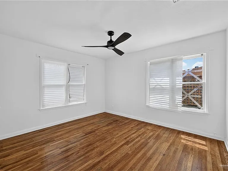 1704 Redwood Ave — Photo 13