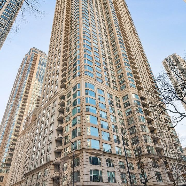 1st image of 25 E Superior St APT 804