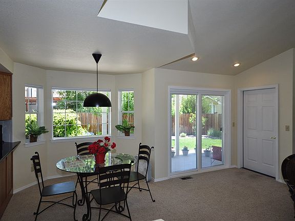 5th image of 858 Maplewood Dr
