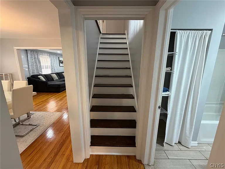 902 James St — Photo 20