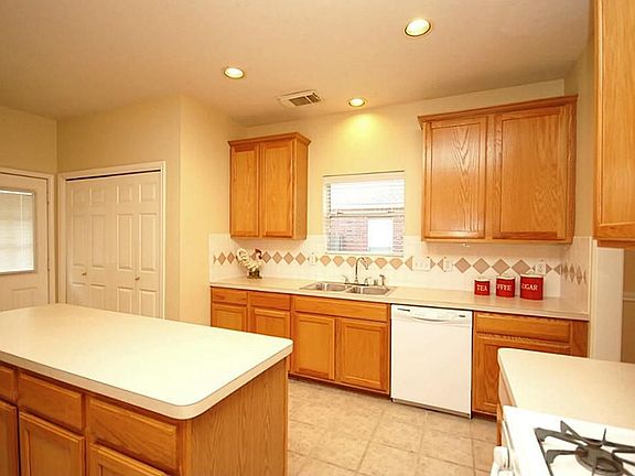 3rd image of 5112 Playa Dr