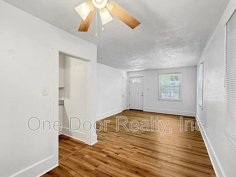 3 bed, 1.0 bath, 864 sqft, $2,450 — Photo 4