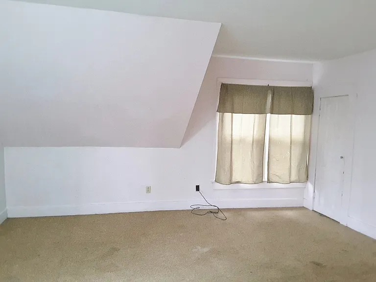 213 1/2 Crescent St — Photo 17